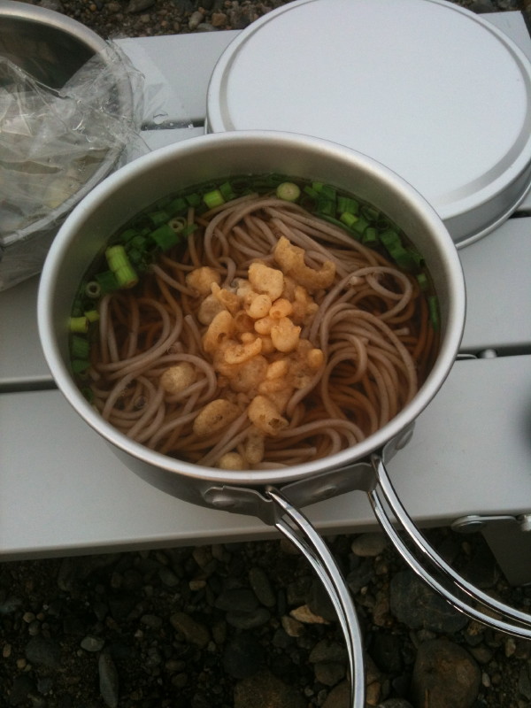 河原で蕎麦をいただく